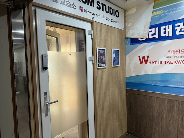 창원 드럼실 입구의 유리문과 문틀 방음 마감