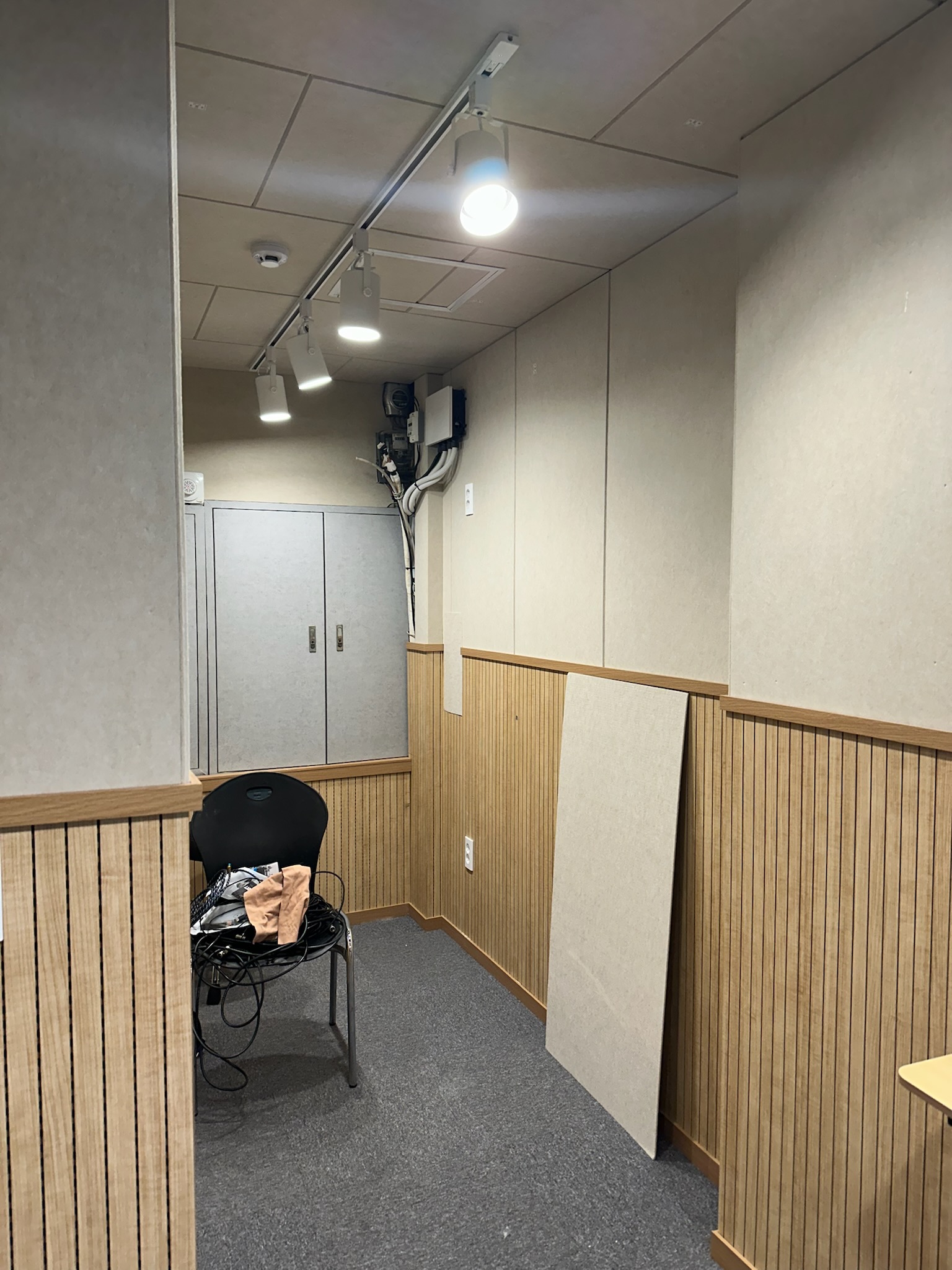창원 드럼실 천장 조명 환기 전기 설비와 흡음 마감